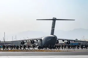 Máy bay quân sự Mỹ tại sân bay Kabul để di tản công dân Mỹ và những người Afghanistan "dễ bị tổn thương" khỏi Afghanistan. Ảnh: REUTERS