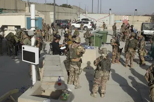 Lực lượng Mỹ bên ngoài sân bay Kabul, Afghanistan. Ảnh: AP (chụp ngày 20-8).