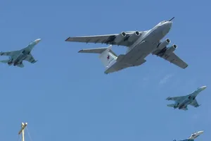 Một chiếc Il-80 dẫn đầu đội hình các tiêm kích MiG-29 trong lễ duyệt binh Ngày Chiến thắng năm 2010. Ảnh: AFP