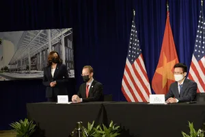 Đại biện lâm thời Mỹ Christopher Klein (trái) và Giám đốc Sở TN-MT Hà Nội Bùi Duy Cường (phải) ký thỏa thuận với sự chứng kiến của Phó Tổng thống Kamala Harris (góc trái). Ảnh: TLSQ Mỹ tại TP. Hồ Chí Minh