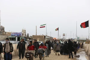 Dòng người Afghanistan rời khỏi đất nước sau khi lực lượng Taliban kiểm soát khu vực biên giới giáp Iran từ đầu tháng 8. Ảnh: AP