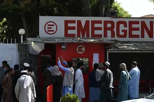 gười dân TP Kabul tập trung ngoài bệnh viện của 1 tổ chức nhân đạo nước ngoài tìm kiếm người thân bị thương trong 2 vụ đánh bom hôm 26-8. Ảnh: AFP