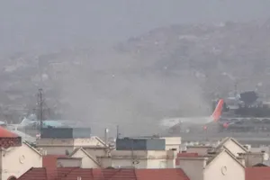 Khói từ sân bay Kabul, Afghanistan, sau vụ đánh bom do ISIS-K hôm 26-8. Ảnh: EPA