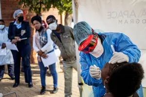 Một điểm xét nghiệm COVID-19 tại TP Johannesburg, Nam Phi. Ảnh: BLOOMBERG