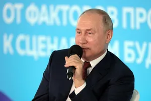 Tổng thống Nga Vladimir Putin trong Trung tâm "Đại dương" cho trẻ em toàn Nga ở TP Vladivostok hôm 1-9. Ảnh: REUTERS