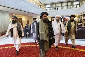 Ông Mullah Baradar (đi đầu) và các lãnh đạo khác của Taliban trong hội nghị hòa bình Afghanistan tại Nga hồi tháng 3. Ảnh: REUTERS