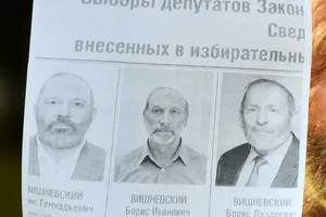 Tấm áp phích bầu cử có hình ba ông Boris Lazarevich Vishnevsky (phải), Boris Ivanovich Vishnevksy (giữa) và Boris Gennadievich Vishnevsky (trái). Ảnh: AFP
