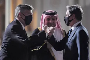 Ngoại trưởng Mỹ Antony Blinken (phải) chào hỏi ông Ibrahim Fakhroo - đại diện Bộ Ngoại giao Qatar (giữa) và lãnh đạo phái đoàn ngoại giao Mỹ tại Doha, ông John Desrocher (trái). Ảnh: REUTERS 