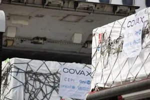 Một lô vaccine ngừa COVID-19 được phân phối tới Uganda theo chương trình COVAX. Ảnh: GAVI