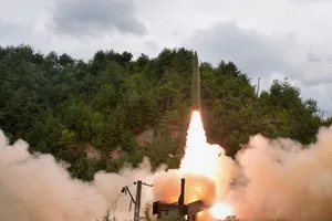 Tên lửa Triều Tiên được thử nghiệm phóng từ tàu hỏa hôm 15-9. Ảnh: KCNA