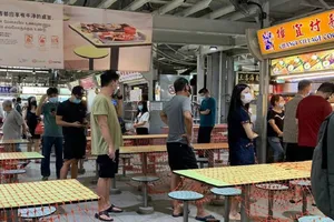 Các khu ẩm thực hồi cuối tháng 5 chỉ được phép bán mang về. Ảnh: CHANNEL NEWS ASIA