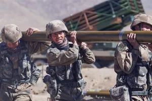 Quân đội Trung Quốc chuyển thêm nhiều vũ khí tiên tiến tới quân khu Tân Cương, gần biên giới Ấn Độ. Ảnh: 81.CN