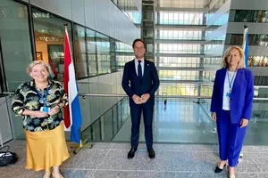 Thủ tướng lâm thời Mark Rutte (giữa), bà Sigrid Kaag (phải) và bà Ank Bijleveld (trái) đại diện Hà Lan tại hội nghị thượng đỉnh NATO hồi tháng 6. Ảnh: BỘ QUỐC PHÒNG HÀ LAN