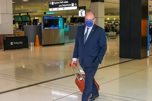 Đại sứ Pháp tại Úc, ông Jean-Pierre Thebault ra sân bay rời Canberra, về Paris theo lệnh của Bộ Ngoại giao Pháp. Ảnh: AP