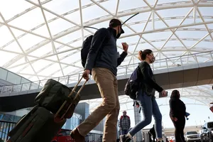 Từ đầu tháng 11, Mỹ sẽ khôi phục hoạt động hàng không dân dụng quốc tế đối với du khách đã tiêm đầy đủ vaccine ngừa COVID-19. Ảnh: REUTERS