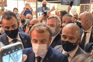 Tổng thống Pháp Emmanuel Macron bị một thanh niên ném vật thể nghi là trứng vào người khi tham gia sự kiện tại TP Lyon hôm 27-9. Nguồn: LYON MAG