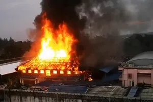 Một nhà tù tại tỉnh Krabi, Thái Lan bị phóng hỏa hôm 17-12 sau khi phát hiện ổ dịch COVID-19 trong nhà tù này. Ảnh: AFP