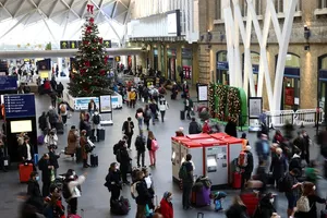 Không khí Giáng sinh tại trạm tàu điện King's Cross (London, Anh) tối 24-12. Ảnh: REUTERS