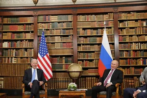 Tổng thống Mỹ Joe Biden (trái) và người đồng cấp Nga Vladimir Putin (phải) gặp nhau tại Geneva hồi tháng 6. Ảnh: BLOOMBERG