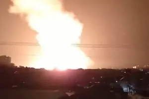 Một tên lửa của Israel phát nổ ở phía nam Dải Gaza trong đợt không kích hôm 2-1. Ảnh: SHEBAB NEWS (PALESTINE)