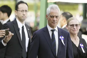 Đại sứ Mỹ tại Nhật Rahm Emanuel ngày 6-8 tại lễ tưởng niệm 79 năm ngày Mỹ ném bom nguyên tử xuống TP Hiroshima. Nguồn: AP