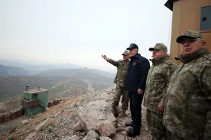 Các lãnh đạo cấp cao Bộ Quốc phòng Thổ Nhĩ Kỳ thị sát chiến dịch Claw-Lock gần biên giới với Iraq năm 2022. Ảnh: DHA PHOTO