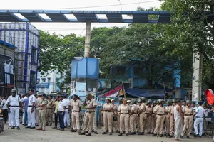 Cảnh sát được tăng cường tại Bệnh viện Cao đẳng Y khoa RG Kar (Ấn Độ) hôm 16-8. Ảnh: PTI PHOTO