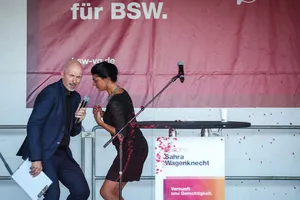 Nữ nghị sĩ Sahra Wagenknecht bị bắn sơn trong sự kiện tranh cử tối 29-8. ẢNH: AFP
