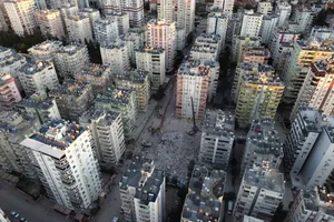 Chung cư sập do động đất, chủ đầu tư chịu 62 án chung thân, 865 năm tù