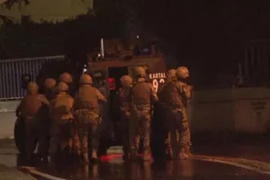 Tối 14-11, xảy ra nổ súng gần Tổng Lãnh sự quán Israel tại Istanbul (Thổ Nhĩ Kỳ). Cảnh sát dùng xe bọc thép làm lá chắn, tiếp cận, thuyết phục tay súng đầu hàng. Ảnh: ASLINDA