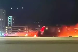 Cháy động cơ máy bay của hãng hàng không Azimuth (Nga) ở sân bay Fraport TAV Antalya (Thổ Nhĩ Kỳ) tối 24-11. Nguồn: TR724