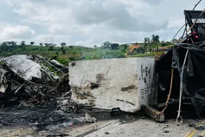 ẢNH, VIDEO: Kinh hoàng khối đá rơi khỏi xe rơ moóc trên đường cao tốc gây tai nạn, 38 người chết