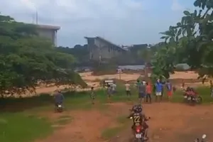 Cầu Juscelino Kubitschek de Oliveira (Brazil) sập hôm 22-12 khi nhiều phương tiện, gồm 1 xe chở axit sunfuric, rơi xuống sông. Nguồn: RT