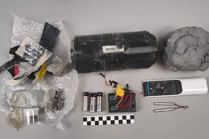 Thiết bị nổ tự chế được FSB thu giữ trong âm mưu ám sát 1 sĩ quan cấp cao, 1 blogger quân sự, nghi do tình báo Ukraine giật dây. Ảnh: TASS