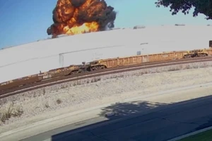 Khoảnh khắc chiếc máy bay RV-10 đâm vào nóc nhà kho ở TP TP Fullerton (bang California, Mỹ) và bốc cháy hôm 2-1. Nguồn: X