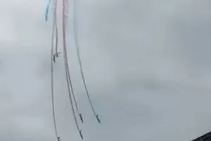 Khoảnh khắc 2 chiếc Alpha Jet thuộc đội bay biểu diễn Patrouille de France va nhau khi tập nhào lộn ở Saint-Dizier hôm 25-3. Ảnh: AFP