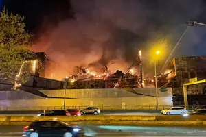 VIDEO, ẢNH: Kinh hoàng 'xoáy lửa khổng lồ' giữa Paris