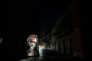 CHÙM ẢNH: Cả đảo Puerto Rico chìm trong bóng tối vì mất điện diện rộng