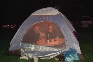 VIDEO, ẢNH: Dân Istanbul dựng lều ngủ trong công viên vì sợ lại có động đất