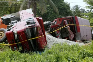 Malaysia: Xe tải chở đá tông trực diện đoàn xe cảnh sát, 9 sĩ quan thiệt mạng