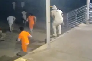 Hình ảnh 10 đối tượng vượt ngục ở New Orleans hôm 16-5. Ảnh chụp màn hình: CBS NEWS