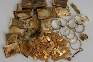 Đi bộ băng rừng vô tình phát hiện 360.000 USD tiền vàng cùng kho báu khủng