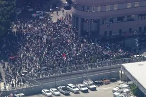 Ngày thứ 3 biểu tình ở Los Angeles: California tính kiện ông Trump, Thuỷ quân lục chiến vẫn chờ