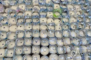 Hàn Quốc bắt 6 người Mỹ cố thả chai nhựa chứa tiền, gạo về phía Triều Tiên