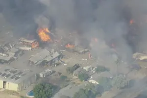 Hiện trường vụ cháy nổ tại nhà kho pháo hoa ở Esparto (hạt Yolo, bang California, Mỹ) hôm 1-7. Ảnh: CBS SAN FRANSICO