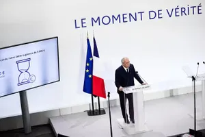 Thủ tướng Pháp đề xuất bỏ nghỉ lễ Ngày Chiến thắng để giảm thâm hụt ngân sách