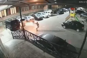 Võ sĩ MMA Timur Khizriev bị 2 kẻ bịt mặt tấn công bằng súng, trúng 5 phát đạn. Ảnh chụp màn hình: NEWS.RU