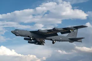 Máy bay chở khách Mỹ 'bẻ lái gắt' tránh va chạm với B-52