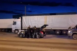 Lực lượng FSB khống chế nghi phạm khi khám xét xe nghi dùng trong âm mưu tấn công khủng bố quan chức cấp cao thuộc Bộ Quốc phòng Nga. Ảnh: TASS