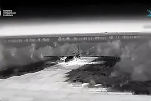 UAV của đặc nhiệm HUR nhắm mục tiêu vận tải cơ An-26 của Nga trên bán đảo Crimea. Ảnh: HUR